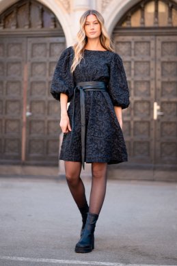 Belora - Klänning i snyggt strukturertyg - Svart