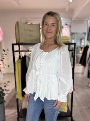 Barbro - Bomullsblus med spets och knyt - Vit - One Size