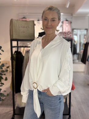 Monica - Blus med spets/guldspänne - Vit - One Size
