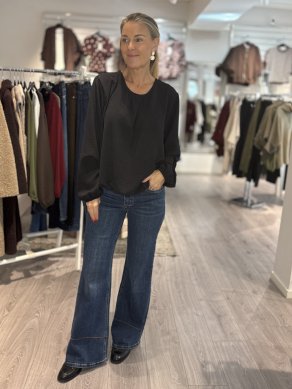 Doris - Bootcut jeans med sydda detaljer- Mellan Denim