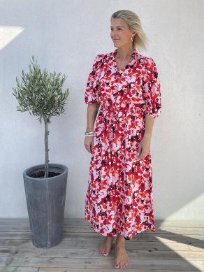 Viya - Klänning med blommigt mönster - Röd