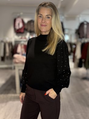 Dotka - Finstickad tröja med strass på ärmen - Svart