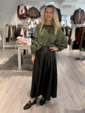 Dalia - Vid maxi kjol i skinnimitaion - Svart - One Size