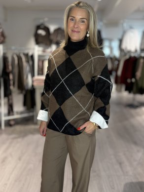 Luna - Mjuk stickad tröja i harlequin mönster och hög hals 