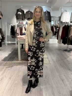 Esme - Mönstrad klänning med drapering i midjan - Brun