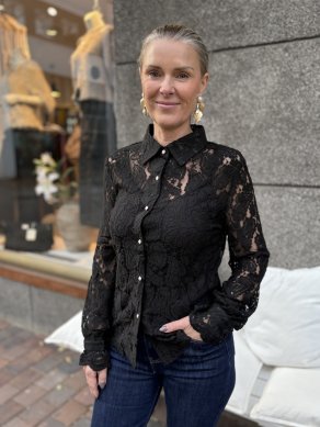Sanja - Skjorta i spets med fina knappar - Svart