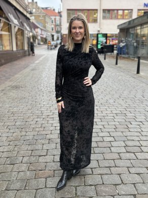 Betty - Mönstrad draperad långklänning - Svart