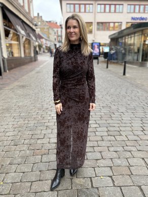 Betty - Mönstrad draperad långklänning - Brun