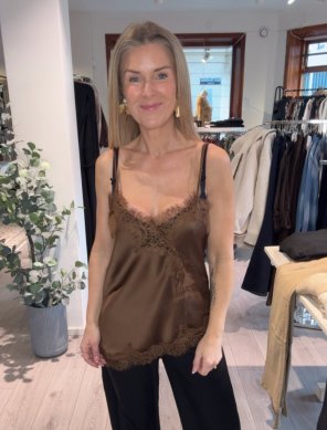 Edith - Asymmetriskt satinlinne med spets - Brun