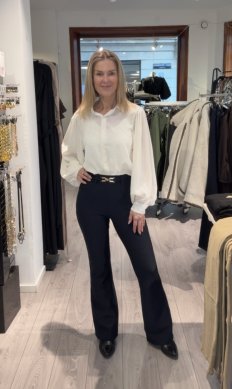 Ruby - Byxa bootcut med guldspänne - Marinblå