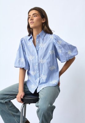 Zoom bild av Ella - Randig blus med brodyr