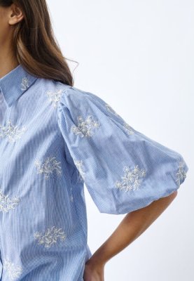 Zoom bild av Ella - Randig blus med brodyr