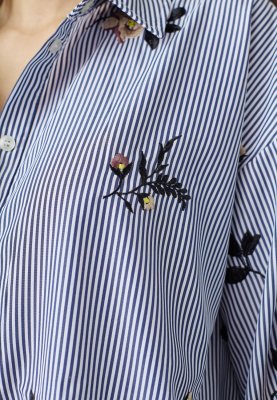 Zoom bild av Enola - Blå randig skjorta med broderade blommor - Marinblå / Vit