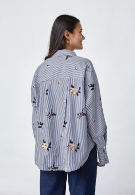Zoom bild av Enola - Blå randig skjorta med broderade blommor - Marinblå / Vit