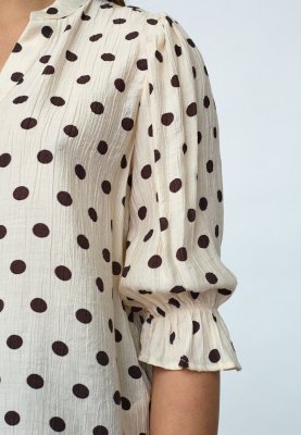 Zoom bild av Venny - Prickig blus - Creme / brun