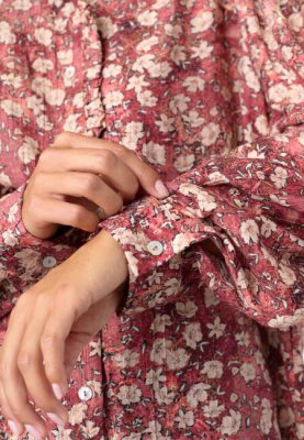 Zoom bild av Virsa - Feminin blus med ett skirt blommönster