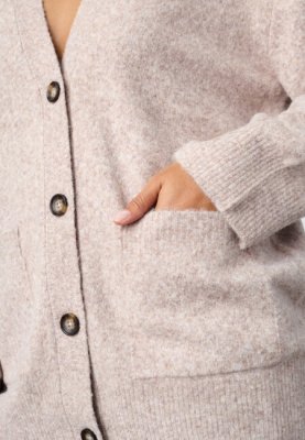 Zoom bild av Zana - En mjuk stickad kofta - Sand melange