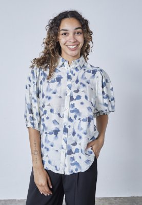 Zoom bild av Ella - Mönstrad blus med ballongärm - Blå