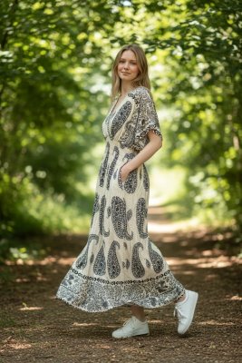 Zoom bild av Vera - V-ringad långklänning med smock - Svart - OneSize