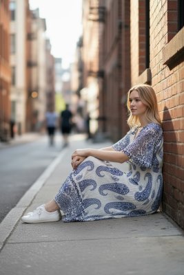 Zoom bild av Vera - V-ringad långklänning med smock - Blå - OneSize