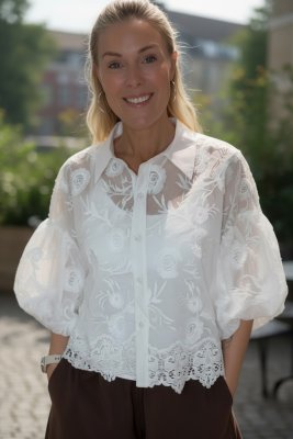 Zoom bild av Elegant och feminin blus i transparent spets - Vit