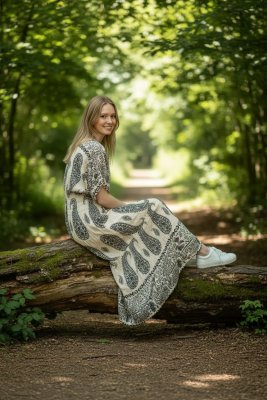 Zoom bild av Vera - V-ringad långklänning med smock - Svart - OneSize