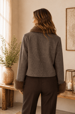 Zoom bild av Yanna jacka med fuskpäls - Taupe