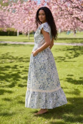 Zoom bild av Blommig klänning med smock - Blå
