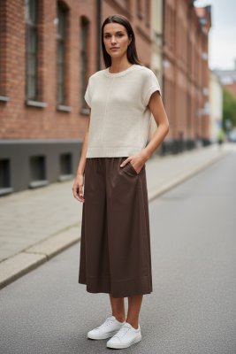 Zoom bild av Stickad härlig väst - Ljusbeige