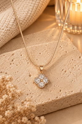 Zoom bild av Halsband med nätt hänge
