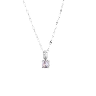 Zoom bild av Halsband med ett nätt, gnistrande hänge