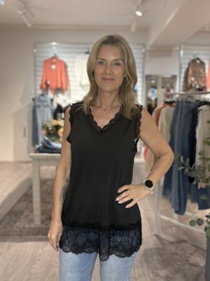 Zoom bild av Ebba - Linne med spets - Svart - One Size