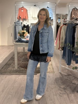 Zoom bild av Ebba - Linne med spets - Svart - One Size