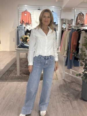 Zoom bild av Tova - Jeans vida med fickor fram - Light blue