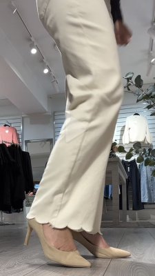 Zoom bild av Fredrika - Jeans med vågig kant - Creme