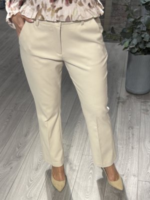 Zoom bild av Isadora - Ankelbyxa i bootcutmodell - Creme