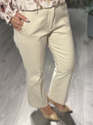 Zoom bild av Isadora - Ankelbyxa i bootcutmodell - Creme