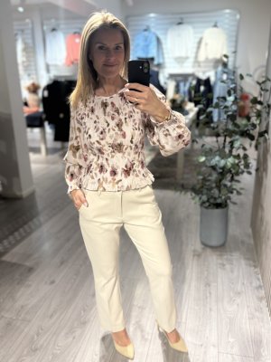 Zoom bild av Isadora - Ankelbyxa i bootcutmodell - Creme