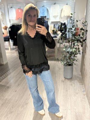 Zoom bild av Hanna - Långärmad topp med spets - Svart - One Size