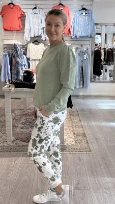 Zoom bild av Susan - Magisk stretchbyxa med blommönster