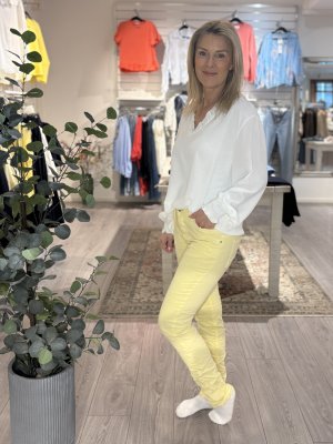 Zoom bild av Petra - Snygga jeans i skön stretch - Gul