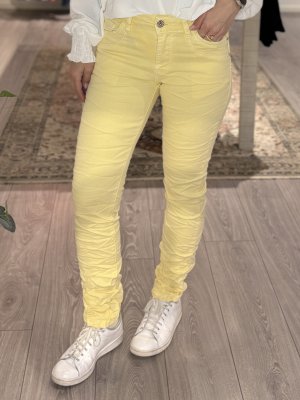 Zoom bild av Petra - Snygga jeans i skön stretch - Gul