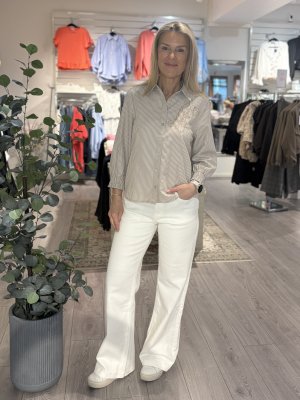 Zoom bild av Evalina - Randig skjorta med blombrodyr - Beige