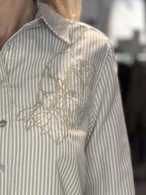 Zoom bild av Evalina - Randig skjorta med blombrodyr - Beige
