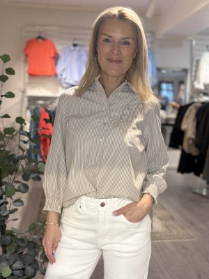 Zoom bild av Evalina - Randig skjorta med blombrodyr - Beige