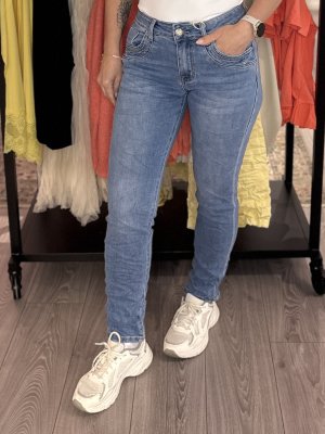 Zoom bild av Rosa - Smala jeans med blingknapp 