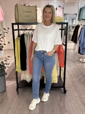 Zoom bild av Rosa - Smala jeans med blingknapp 