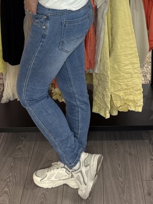 Zoom bild av Rosa - Smala jeans med blingknapp 