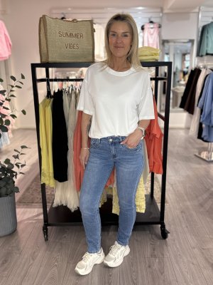 Zoom bild av Rosa - Smala jeans med blingknapp 