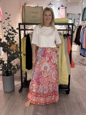 Zoom bild av Susanna - Långkjol med smock i midjan Cerise - OneSize